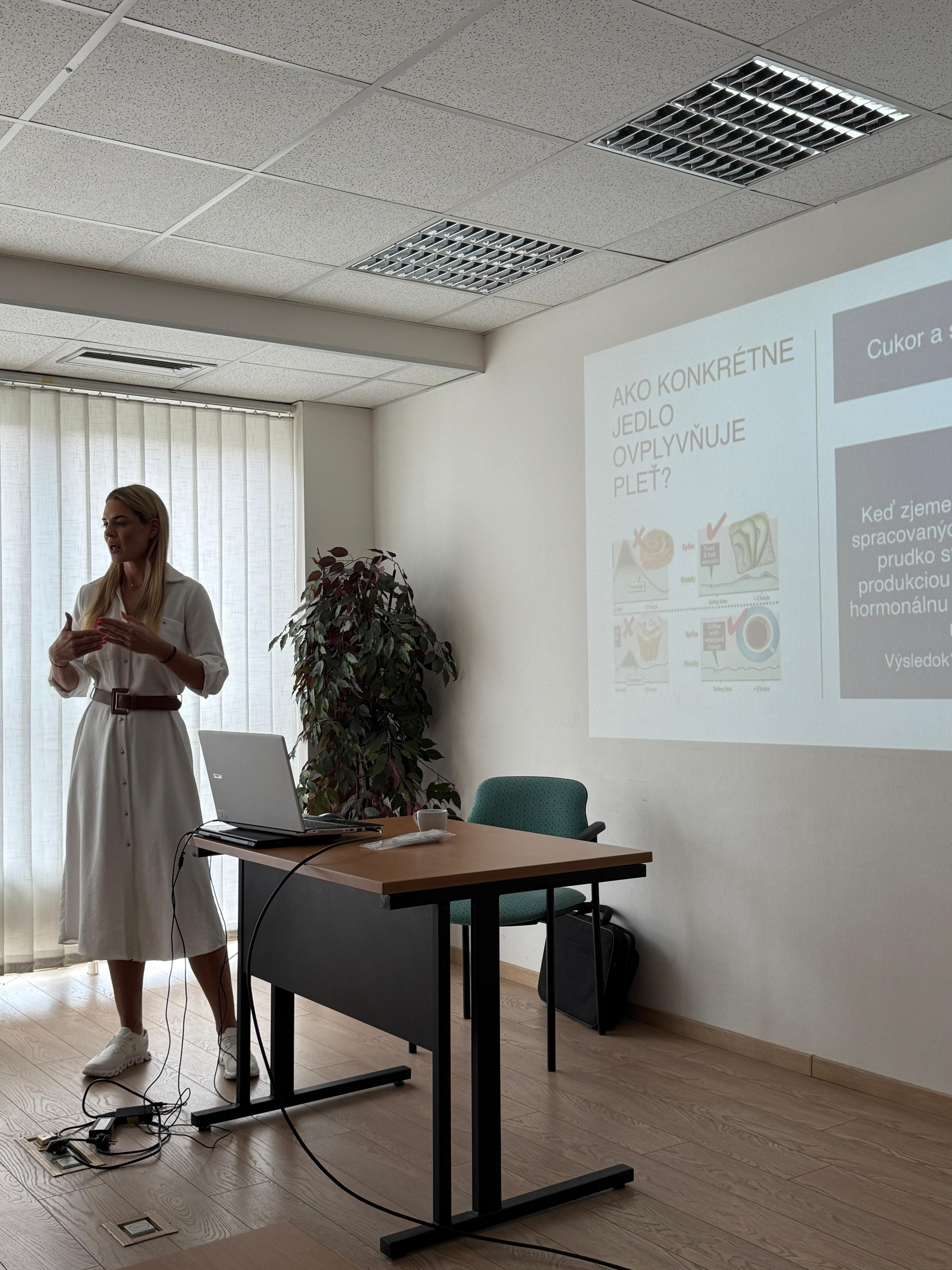 Denisa počas odbornej prednášky o výžive